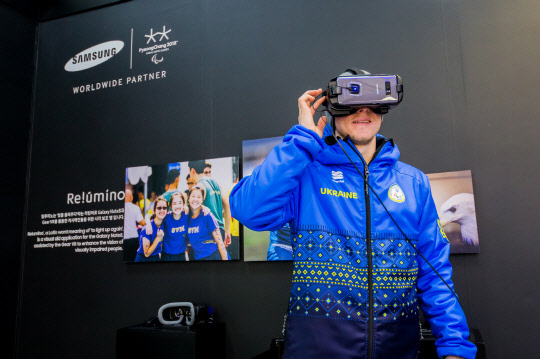 강릉 올림픽 파크 내 위치한 '삼성 패럴림픽 쇼케이스'에서 릴루미노를 체험하고 있다.  삼성전자 제공